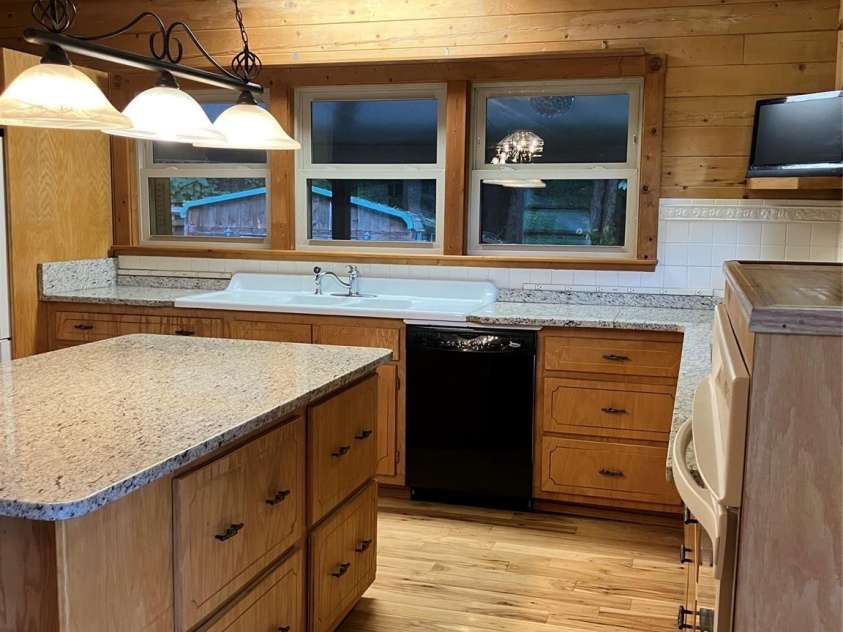 124 Baconton Cove, Waynesville, NC 28786.  MLS# CAR4241453, YatesRealty ID 20752. Kitchen with granite countertops