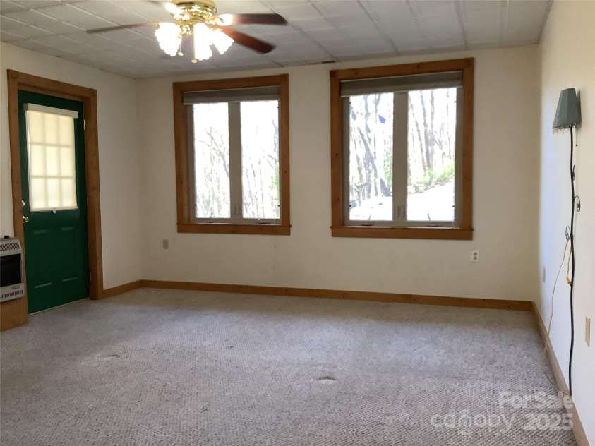 124 Baconton Cove, Waynesville, NC 28786.  MLS# CAR4241453, YatesRealty ID 20752. Lower level efficiency