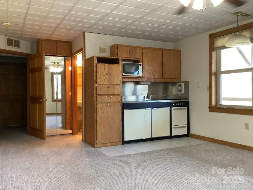 124 Baconton Cove, Waynesville, NC 28786.  MLS# CAR4241453, YatesRealty ID 20752. Lower level efficiency