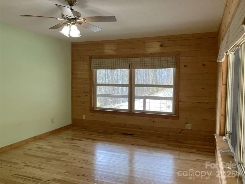 124 Baconton Cove, Waynesville, NC 28786.  MLS# CAR4241453, YatesRealty ID 20752. Master bedroom