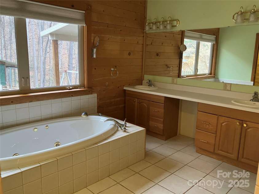 124 Baconton Cove, Waynesville, NC 28786.  MLS# CAR4241453, YatesRealty ID 20752. Master tub vanity area
