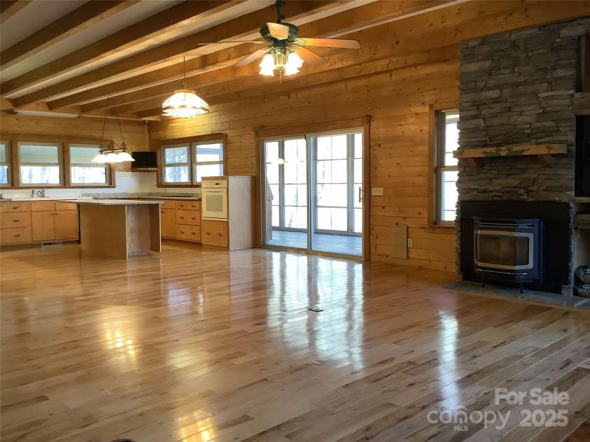 124 Baconton Cove, Waynesville, NC 28786.  MLS# CAR4241453, YatesRealty ID 20752. Open living room/kitchen area