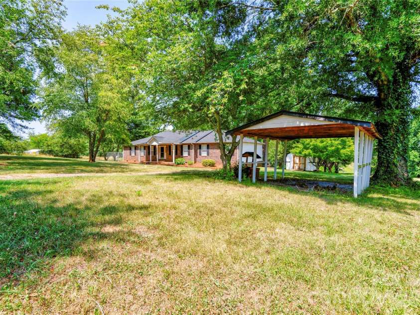 5573 Lennox Drive, Kings Mountain, NC 28086.  MLS# CAR4399898, YatesRealty ID 20754. 