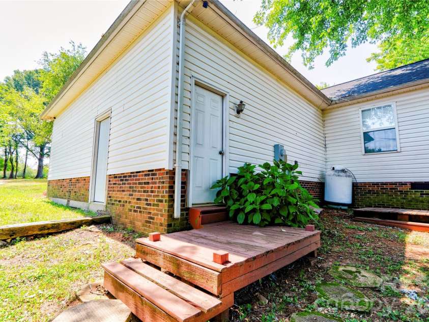 5573 Lennox Drive, Kings Mountain, NC 28086.  MLS# CAR4399898, YatesRealty ID 20754. 