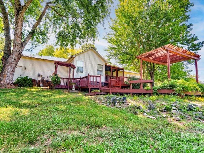 5573 Lennox Drive, Kings Mountain, NC 28086.  MLS# CAR4399898, YatesRealty ID 20754. 