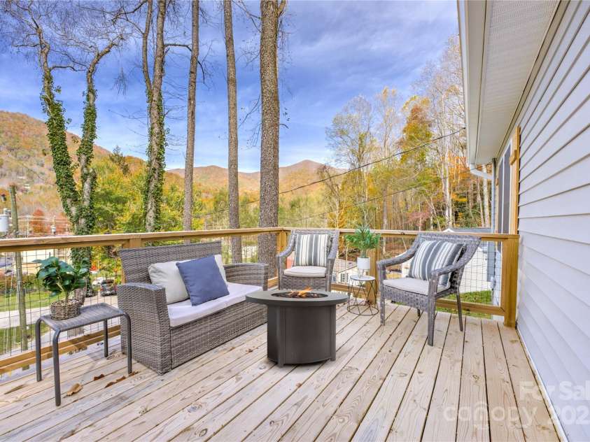 60 Leisure Lane, Maggie Valley, NC 28751.  MLS# CAR4309728, YatesRealty ID 20754. 