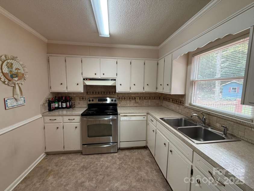 200 Breslin Street, Wadesboro, NC 28170.  MLS# CAR4270472, YatesRealty ID 20755. 