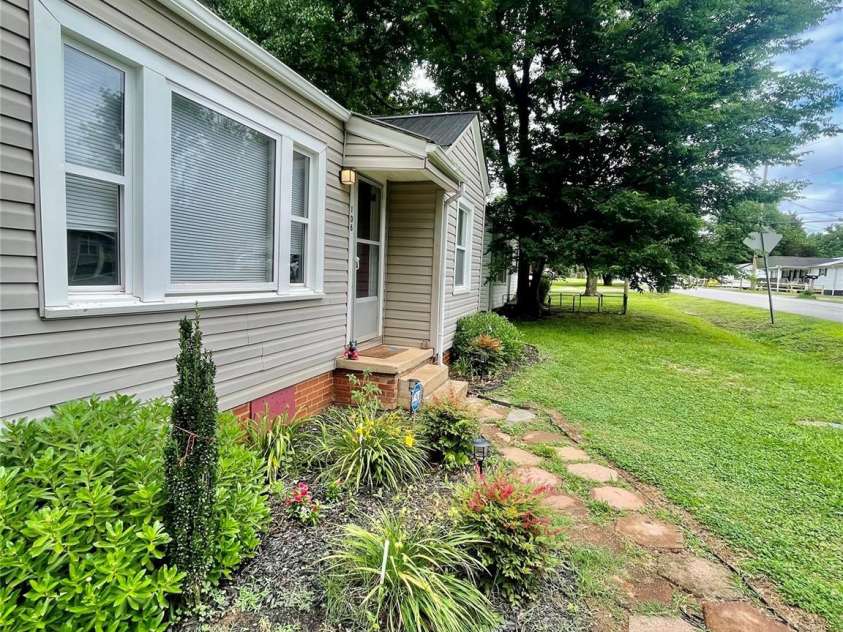106 Peacock Avenue, Lexington, NC 27292.  MLS# CAR4267524, YatesRealty ID 20756. 