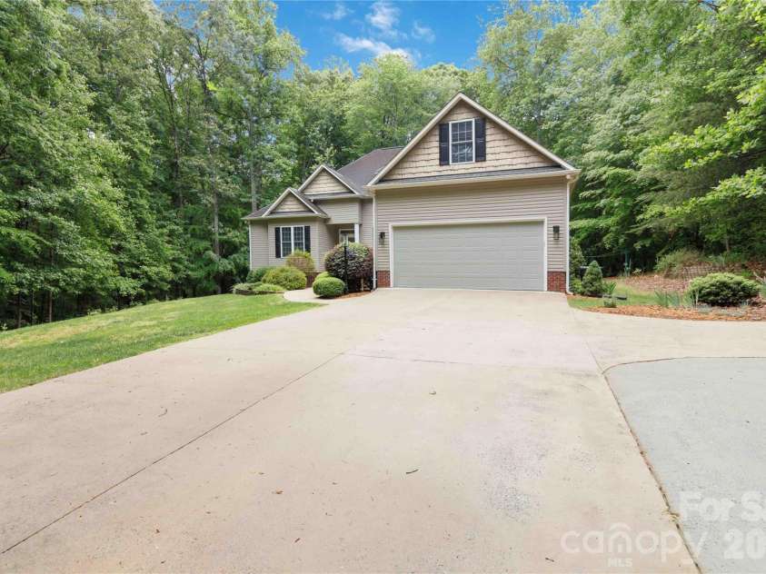 214 Hedgecrest Lane, York, SC 29745.  MLS# CAR4354392, YatesRealty ID 20756. 