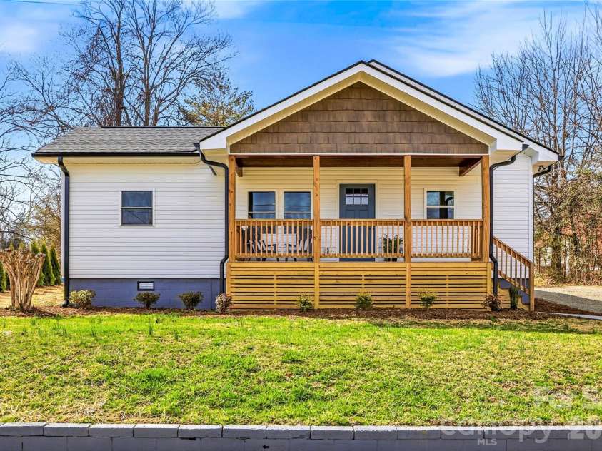 807 Whitted Street, Hendersonville, NC 28791.  MLS# CAR4354364, YatesRealty ID 20758. 