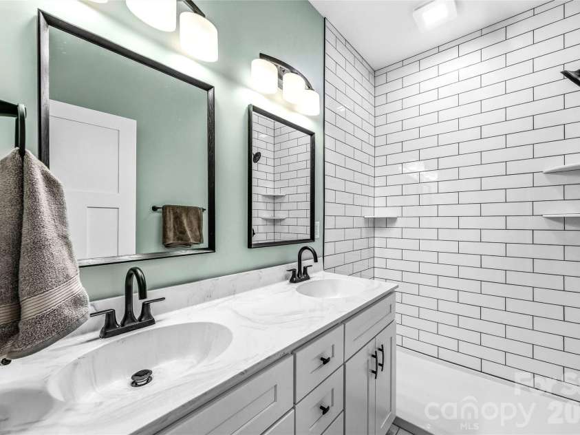 807 Whitted Street, Hendersonville, NC 28791.  MLS# CAR4354364, YatesRealty ID 20758. 