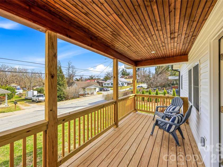 807 Whitted Street, Hendersonville, NC 28791.  MLS# CAR4354364, YatesRealty ID 20758. 