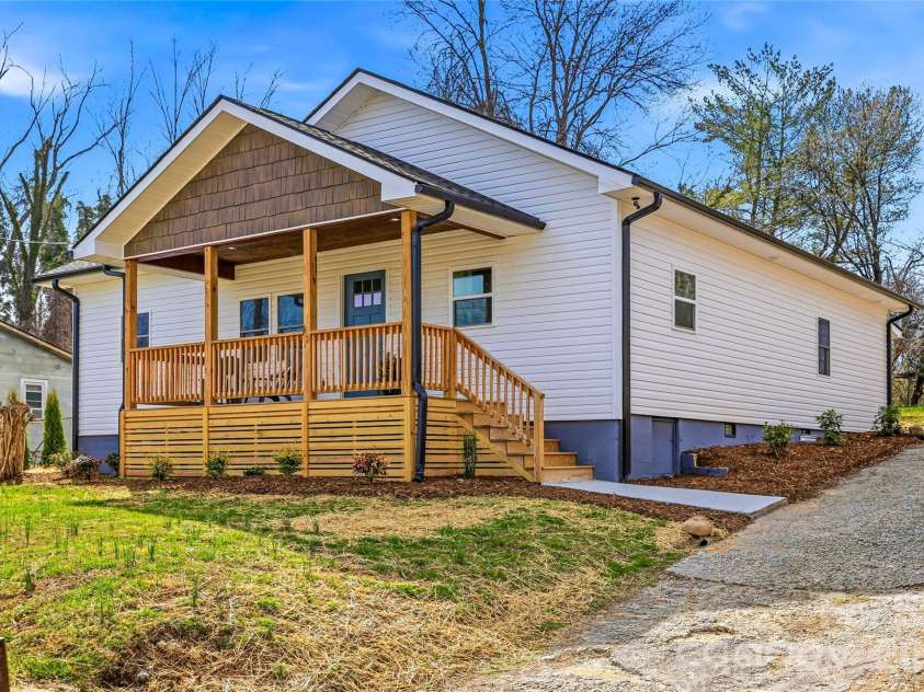 807 Whitted Street, Hendersonville, NC 28791.  MLS# CAR4354364, YatesRealty ID 20758. 