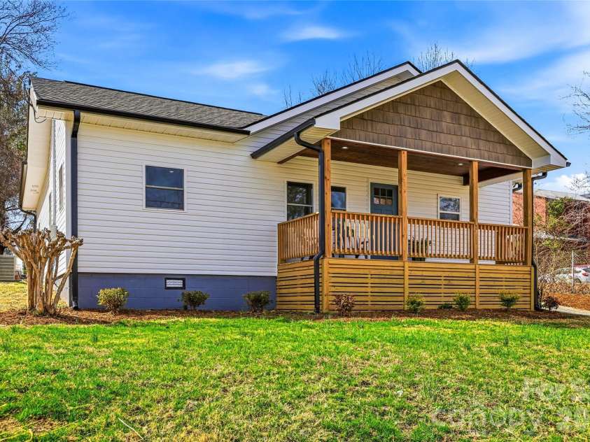 807 Whitted Street, Hendersonville, NC 28791.  MLS# CAR4354364, YatesRealty ID 20758. 