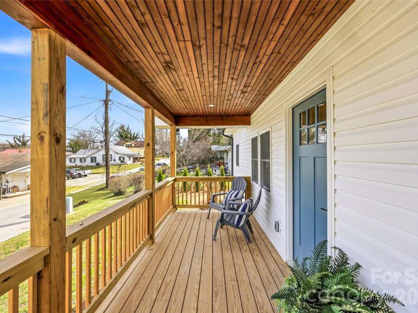 807 Whitted Street, Hendersonville, NC 28791.  MLS# CAR4354364, YatesRealty ID 20758. 