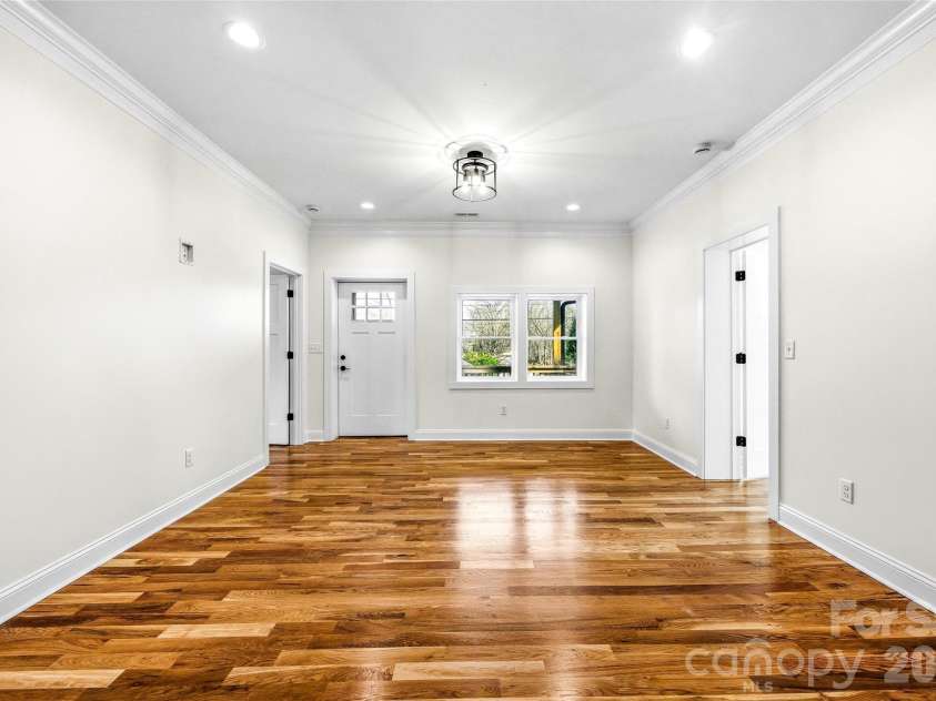 807 Whitted Street, Hendersonville, NC 28791.  MLS# CAR4354364, YatesRealty ID 20758. 