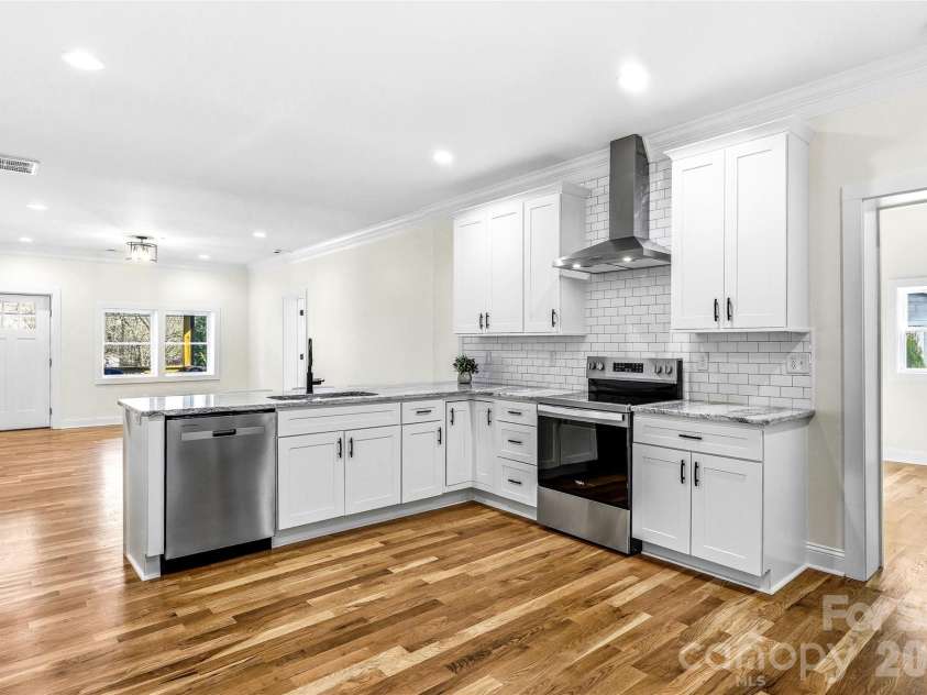 807 Whitted Street, Hendersonville, NC 28791.  MLS# CAR4354364, YatesRealty ID 20758. 