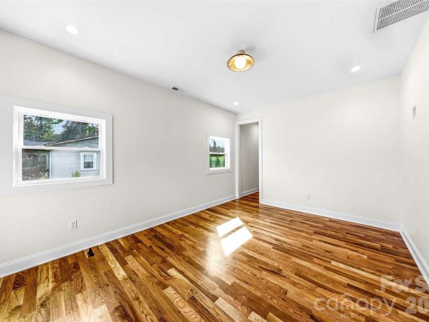 807 Whitted Street, Hendersonville, NC 28791.  MLS# CAR4354364, YatesRealty ID 20758. 