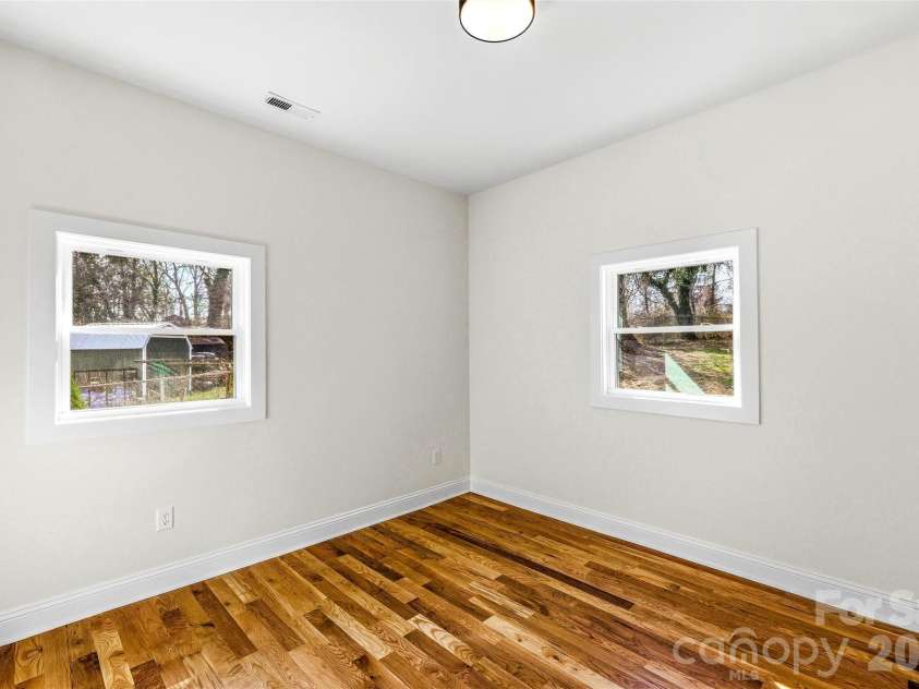 807 Whitted Street, Hendersonville, NC 28791.  MLS# CAR4354364, YatesRealty ID 20758. 