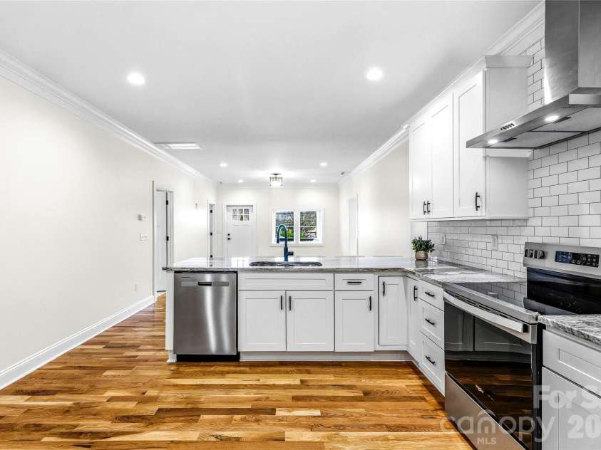 807 Whitted Street, Hendersonville, NC 28791.  MLS# CAR4354364, YatesRealty ID 20758. 