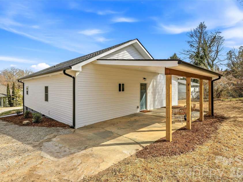 807 Whitted Street, Hendersonville, NC 28791.  MLS# CAR4354364, YatesRealty ID 20758. 
