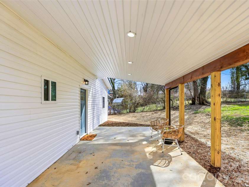 807 Whitted Street, Hendersonville, NC 28791.  MLS# CAR4354364, YatesRealty ID 20758. 