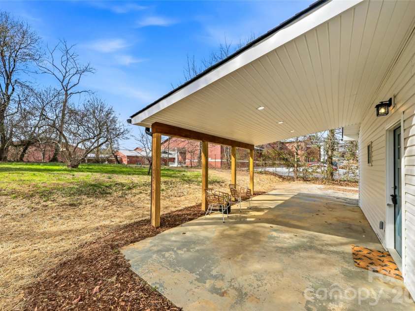 807 Whitted Street, Hendersonville, NC 28791.  MLS# CAR4354364, YatesRealty ID 20758. 