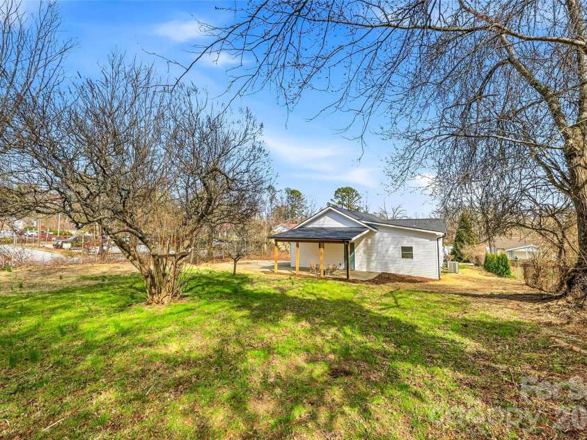 807 Whitted Street, Hendersonville, NC 28791.  MLS# CAR4354364, YatesRealty ID 20758. 