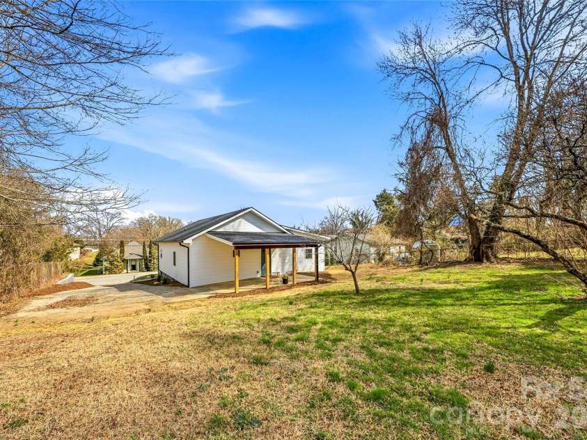 807 Whitted Street, Hendersonville, NC 28791.  MLS# CAR4354364, YatesRealty ID 20758. 