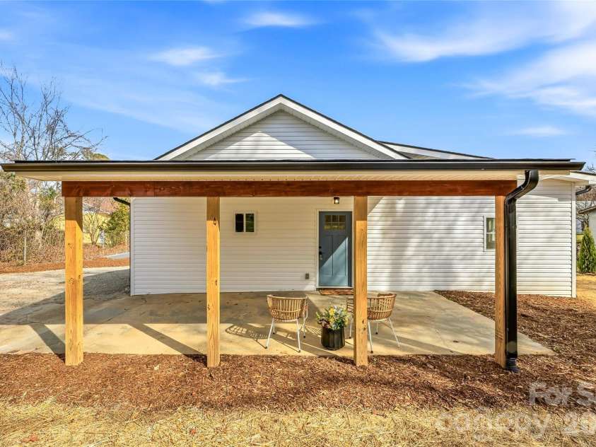 807 Whitted Street, Hendersonville, NC 28791.  MLS# CAR4354364, YatesRealty ID 20758. 