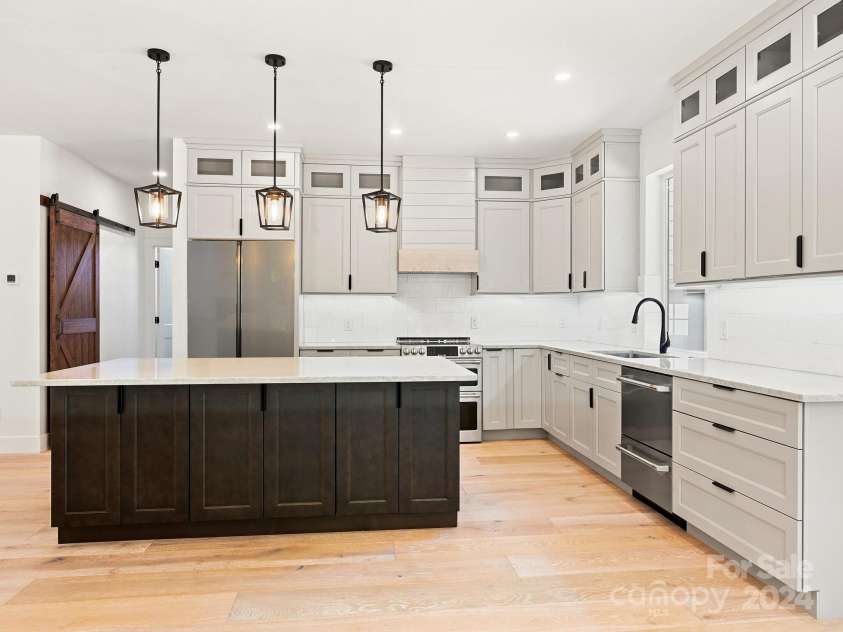 217 Thistle Ridge Court, Fletcher, NC 28732.  MLS# CAR4183944, YatesRealty ID 2076. Photoshop appliances