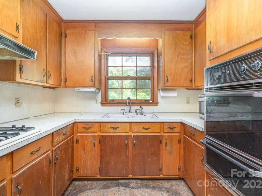 3526 Craig Avenue, Charlotte, NC 28211.  MLS# CAR4260960, YatesRealty ID 20761. 