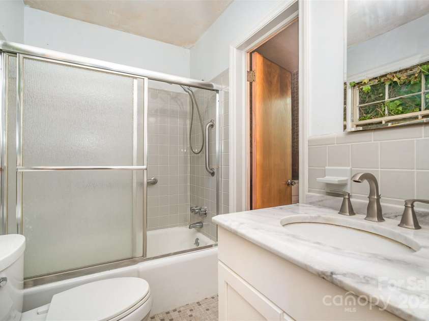 3526 Craig Avenue, Charlotte, NC 28211.  MLS# CAR4260960, YatesRealty ID 20761. 