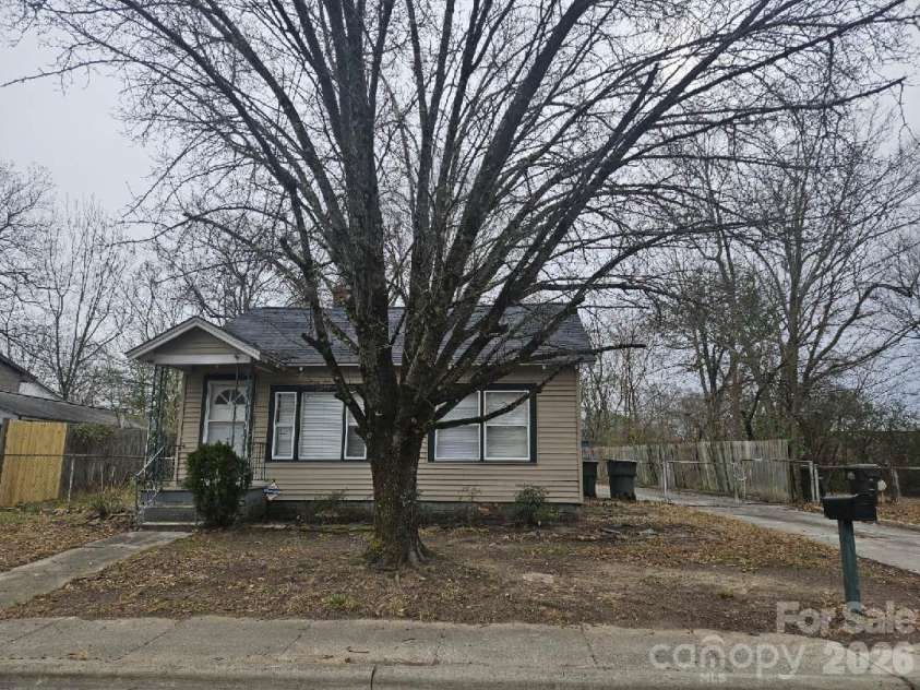 1025 Gaston Avenue, Gastonia, NC 28052.  MLS# CAR4336027, YatesRealty ID 20762. 