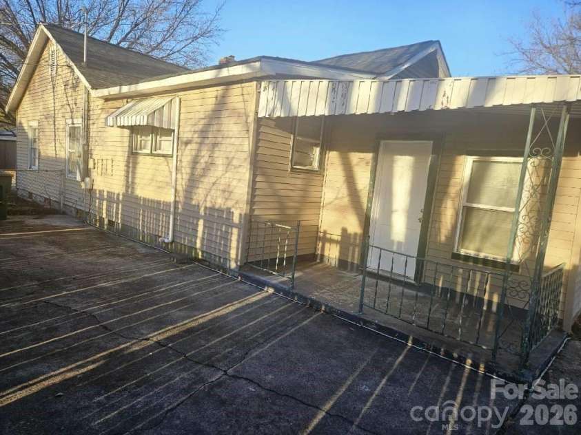 1025 Gaston Avenue, Gastonia, NC 28052.  MLS# CAR4336027, YatesRealty ID 20762. 
