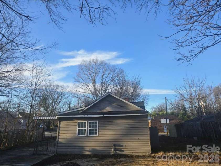 1025 Gaston Avenue, Gastonia, NC 28052.  MLS# CAR4336027, YatesRealty ID 20762. 