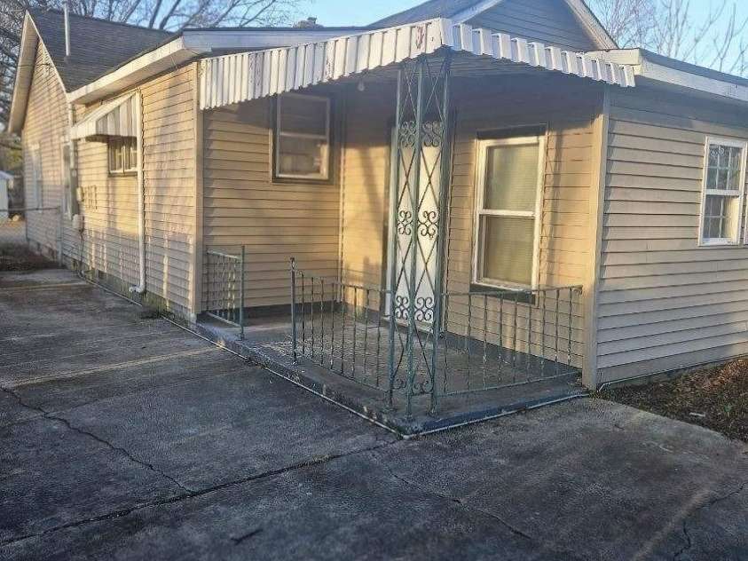 1025 Gaston Avenue, Gastonia, NC 28052.  MLS# CAR4336027, YatesRealty ID 20762. 
