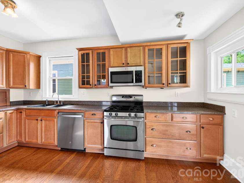 39 Bartlett Street, Asheville, NC 28801.  MLS# CAR4377661, YatesRealty ID 20763. 