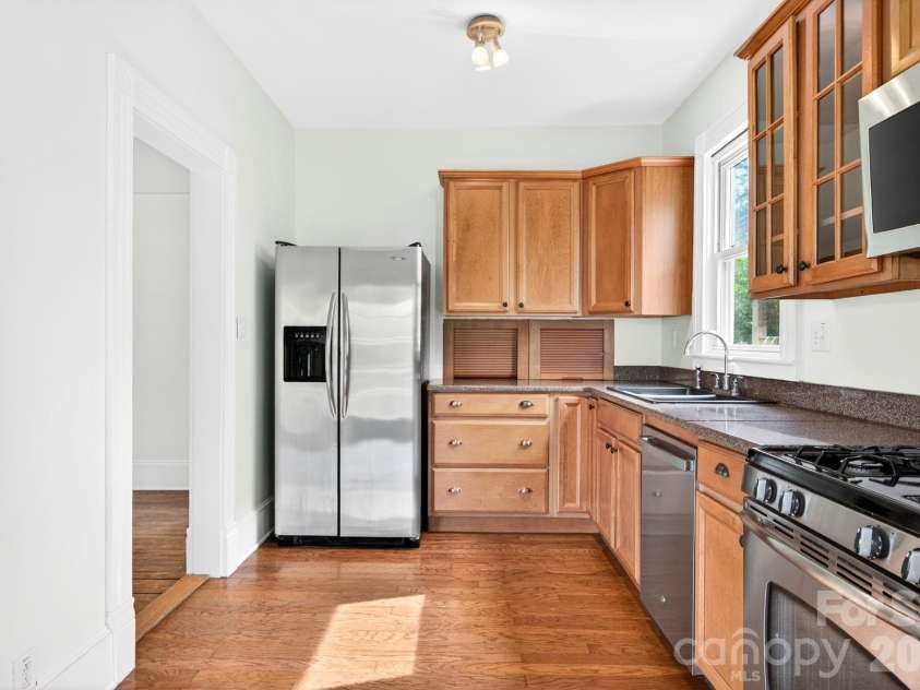 39 Bartlett Street, Asheville, NC 28801.  MLS# CAR4377661, YatesRealty ID 20763. 