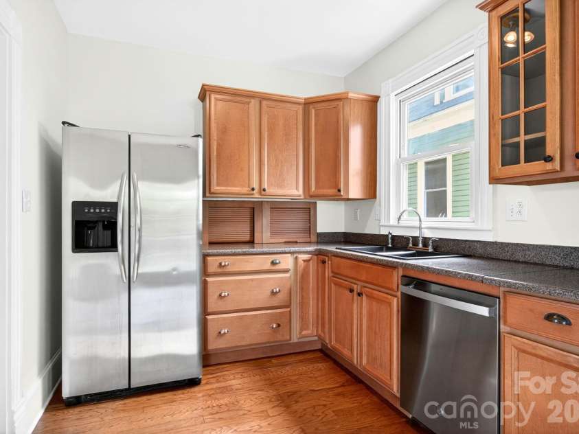 39 Bartlett Street, Asheville, NC 28801.  MLS# CAR4377661, YatesRealty ID 20763. 
