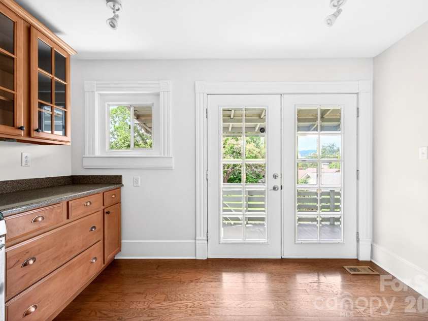 39 Bartlett Street, Asheville, NC 28801.  MLS# CAR4377661, YatesRealty ID 20763. 