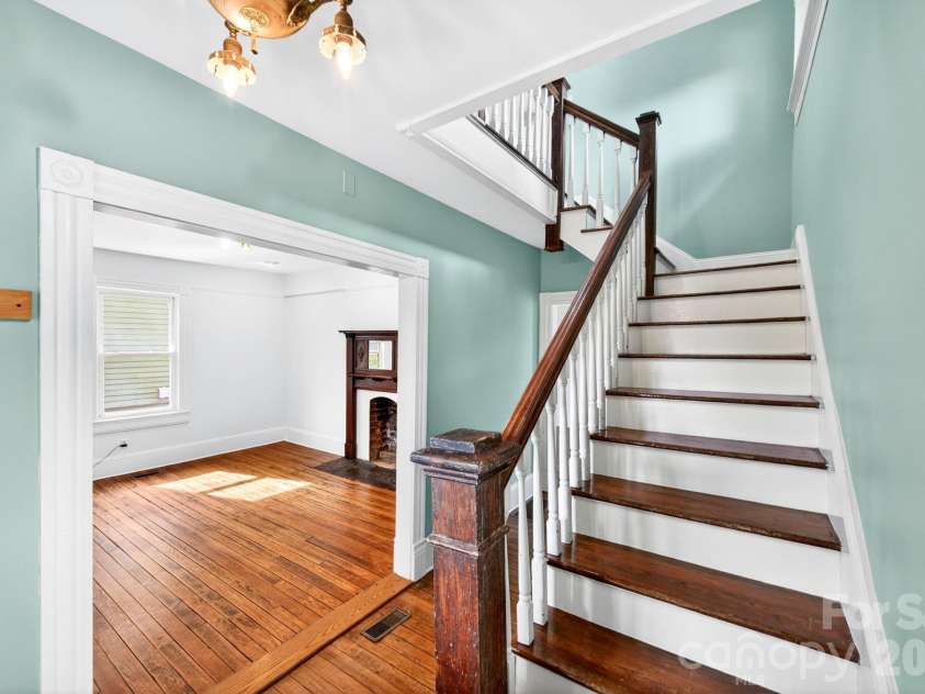 39 Bartlett Street, Asheville, NC 28801.  MLS# CAR4377661, YatesRealty ID 20763. 
