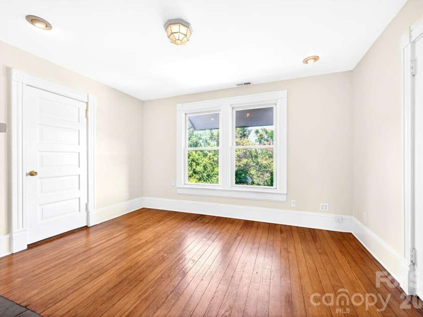 39 Bartlett Street, Asheville, NC 28801.  MLS# CAR4377661, YatesRealty ID 20763. 