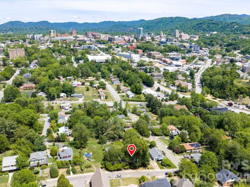 39 Bartlett Street, Asheville, NC 28801.  MLS# CAR4377661, YatesRealty ID 20763. 