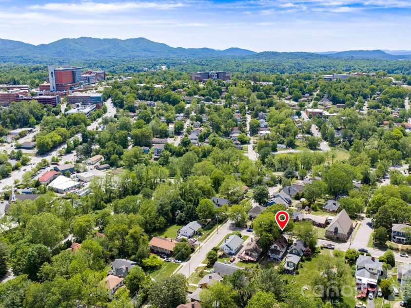 39 Bartlett Street, Asheville, NC 28801.  MLS# CAR4377661, YatesRealty ID 20763. 