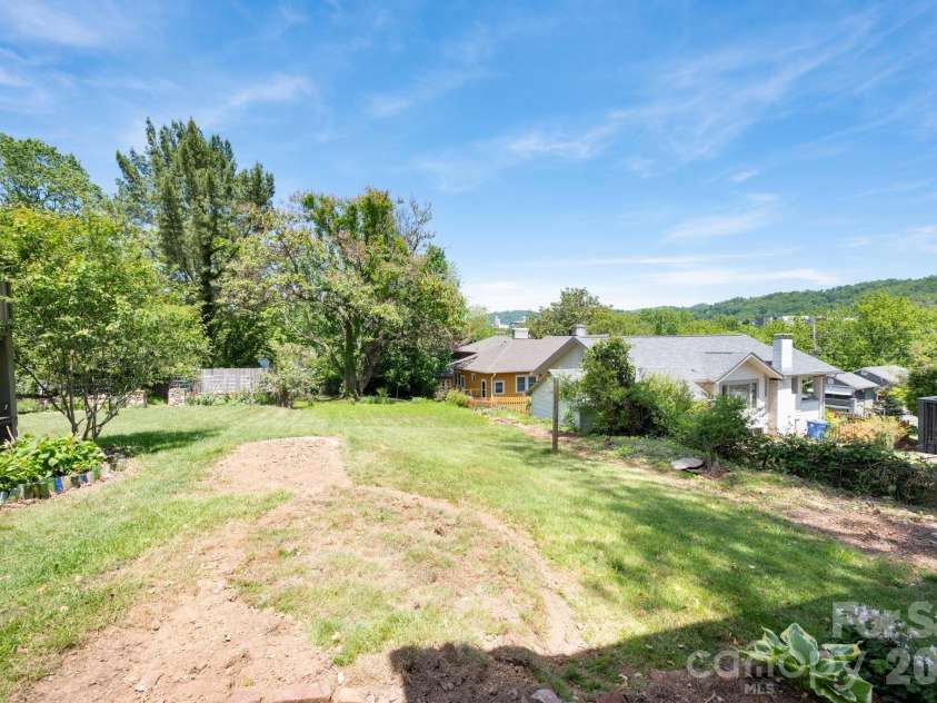 39 Bartlett Street, Asheville, NC 28801.  MLS# CAR4377661, YatesRealty ID 20763. 