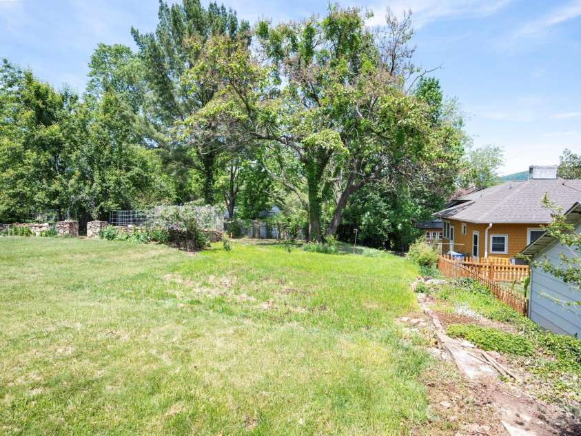39 Bartlett Street, Asheville, NC 28801.  MLS# CAR4377661, YatesRealty ID 20763. 