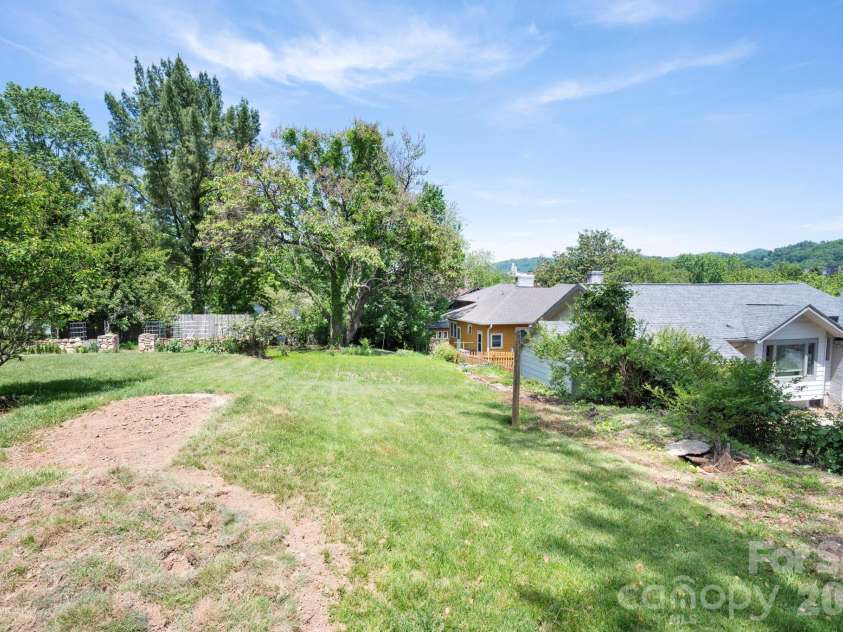 39 Bartlett Street, Asheville, NC 28801.  MLS# CAR4377661, YatesRealty ID 20763. 