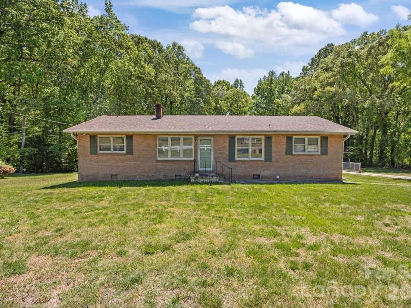 4000 Mount Pleasant Road, Sherrills Ford, NC 28673.  MLS# CAR4372224, YatesRealty ID 20769. 