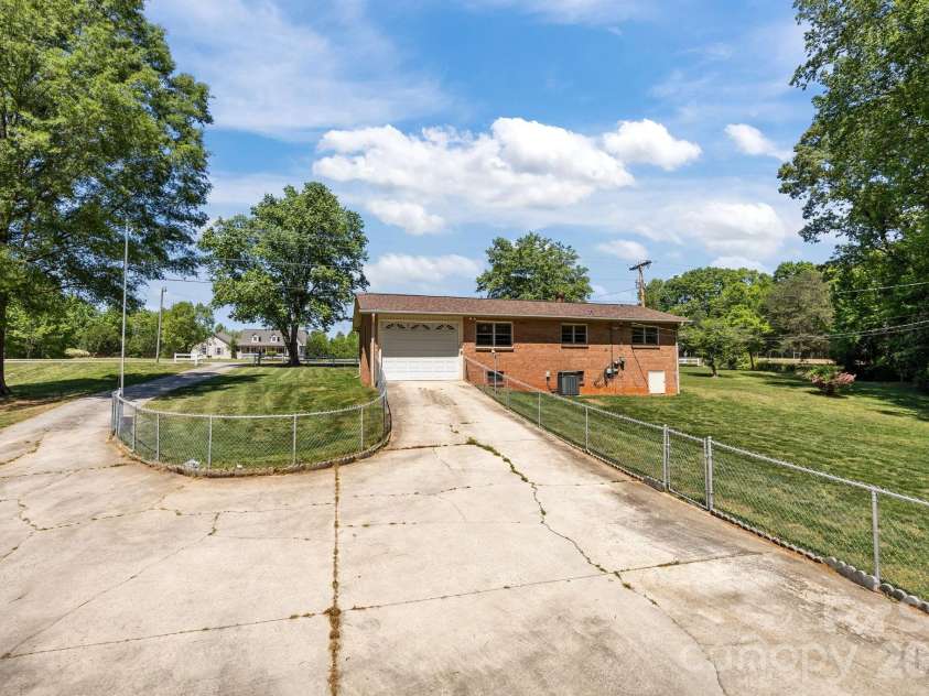 4000 Mount Pleasant Road, Sherrills Ford, NC 28673.  MLS# CAR4372224, YatesRealty ID 20769. 